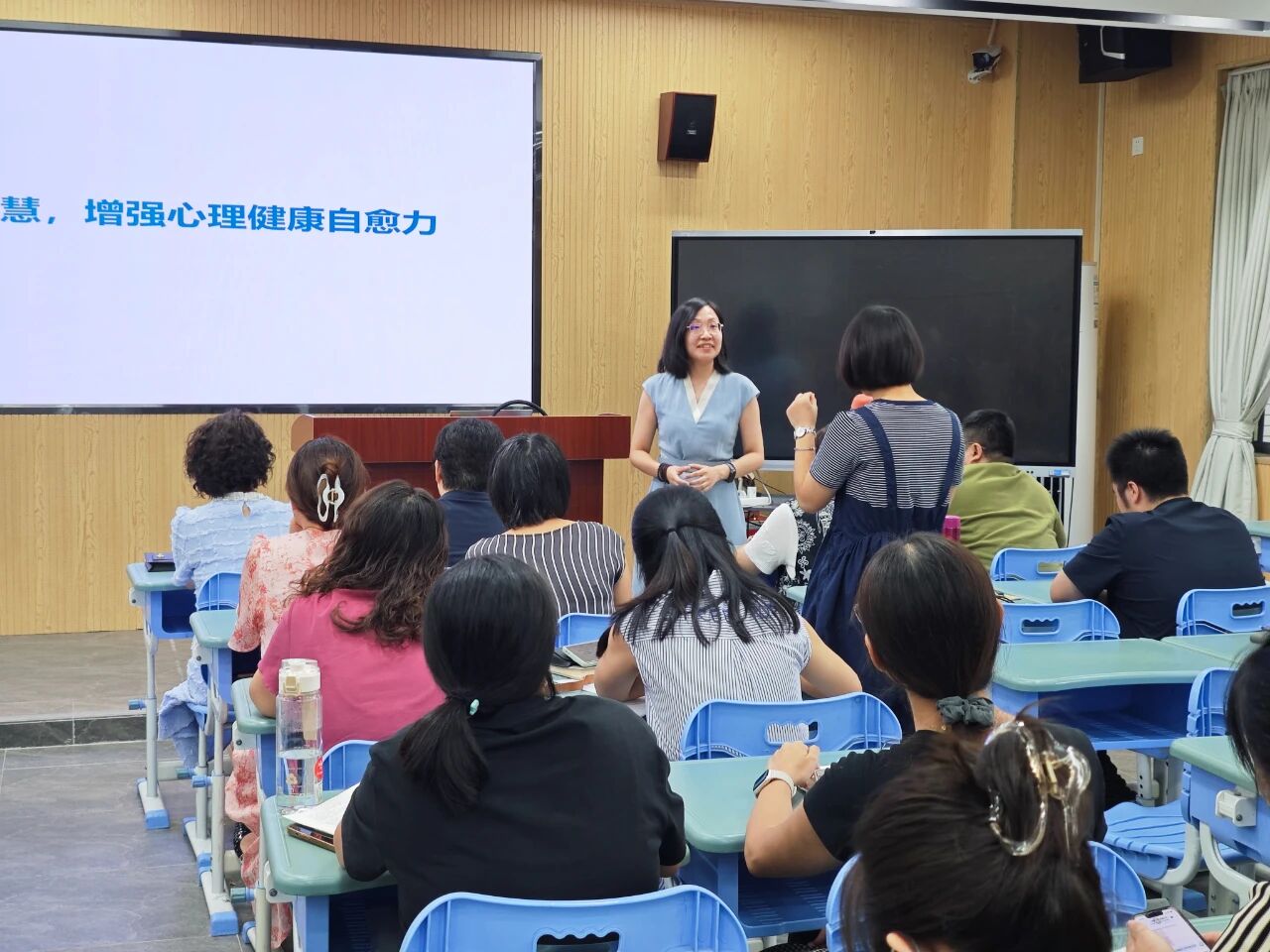 梅花村街道联合红树林心理为杨箕小学老师开展心理讲座